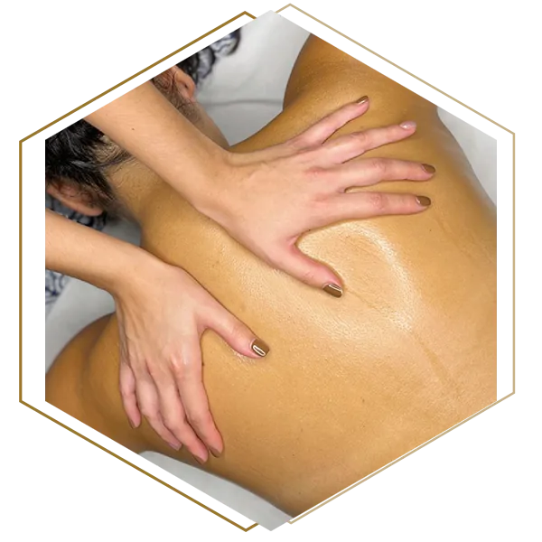 Mujer recibiendo un tratamiento de estética masaje espalda y cervical
