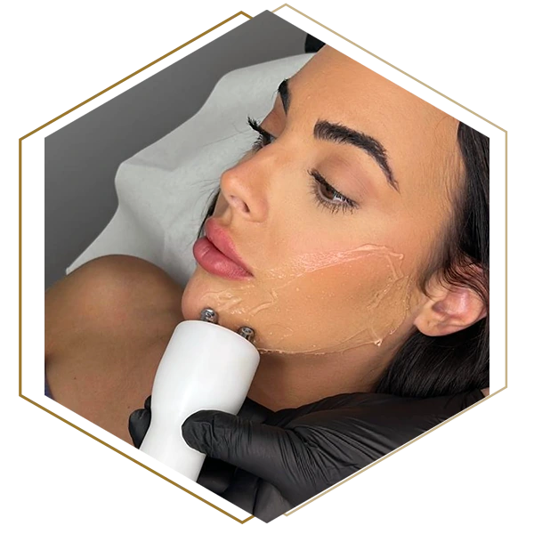 Mujer recibiendo un tratamiento de estética regenerador facial