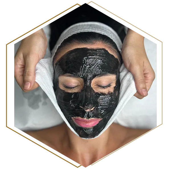 Mujer recibiendo un tratamiento de estética facial renueva y aclara